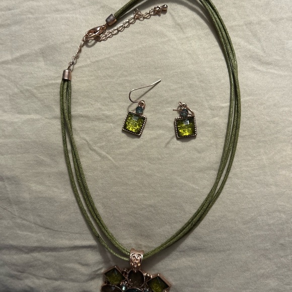 18 inch necklace with matching earrings. Unsure of brand - Picture 3 of 6